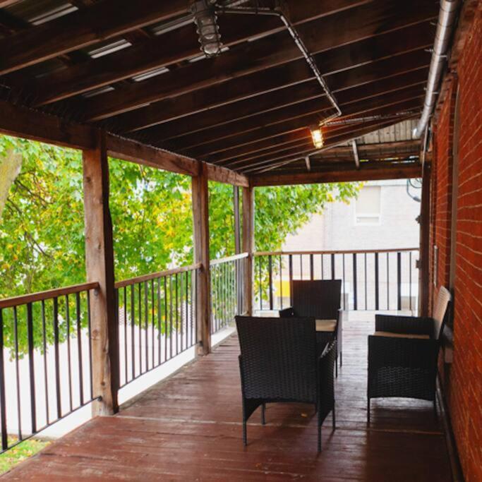 Large Upstairs Flat In Downtown Century Building Apartment Belleville Luaran gambar