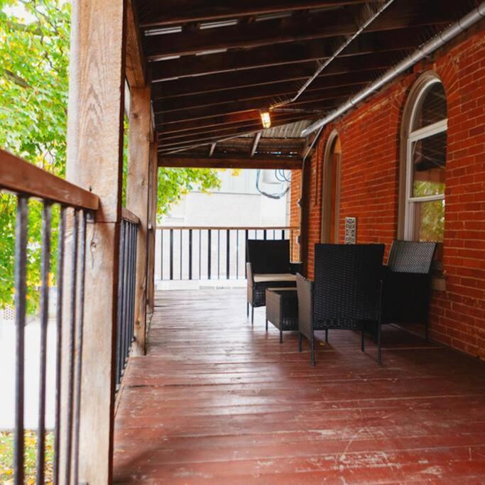 Large Upstairs Flat In Downtown Century Building Apartment Belleville Luaran gambar