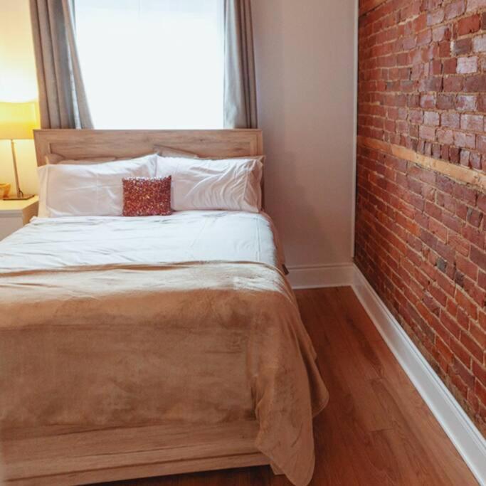 Large Upstairs Flat In Downtown Century Building Apartment Belleville Luaran gambar